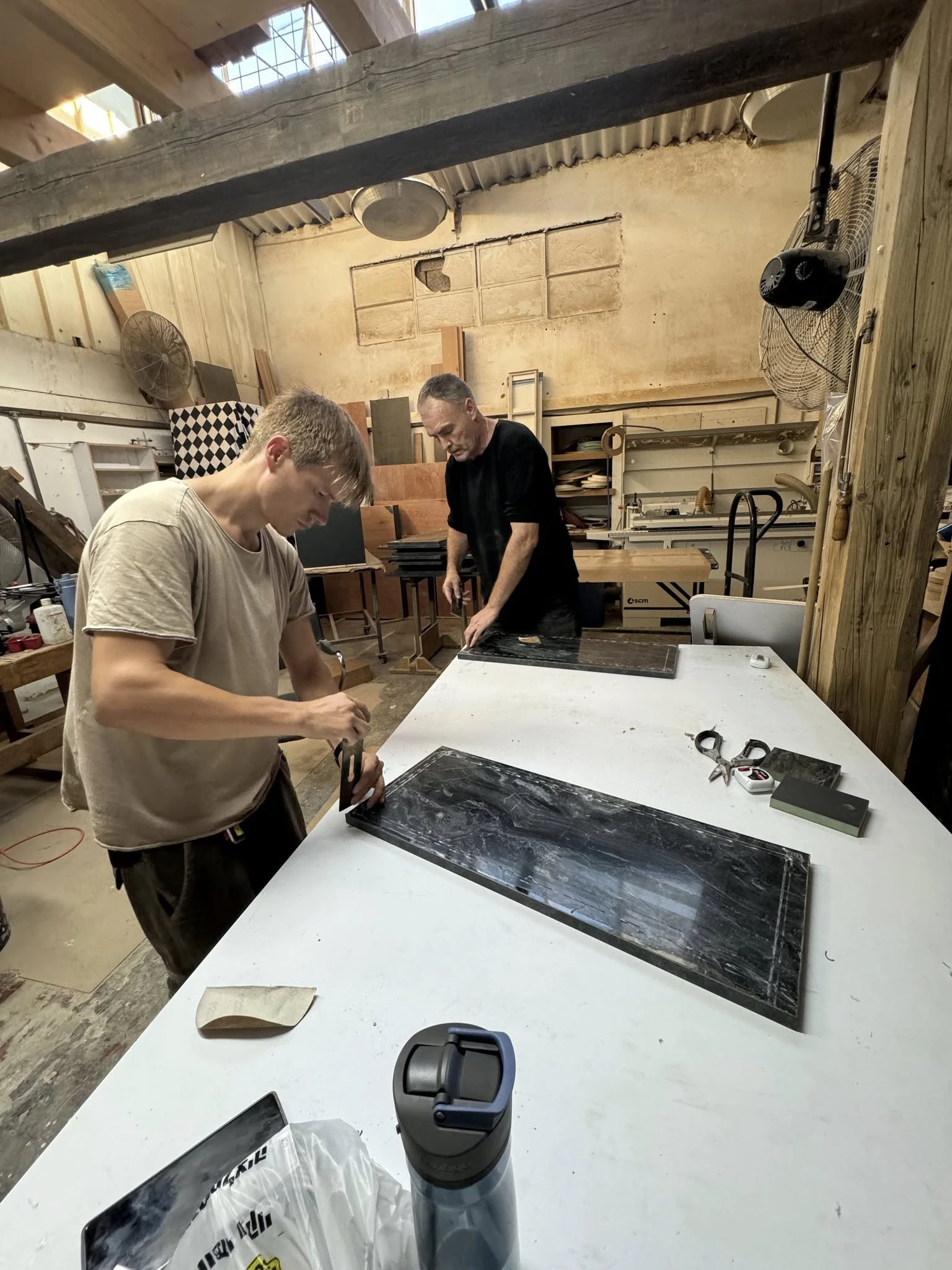 צוות הנגרים בפעולה