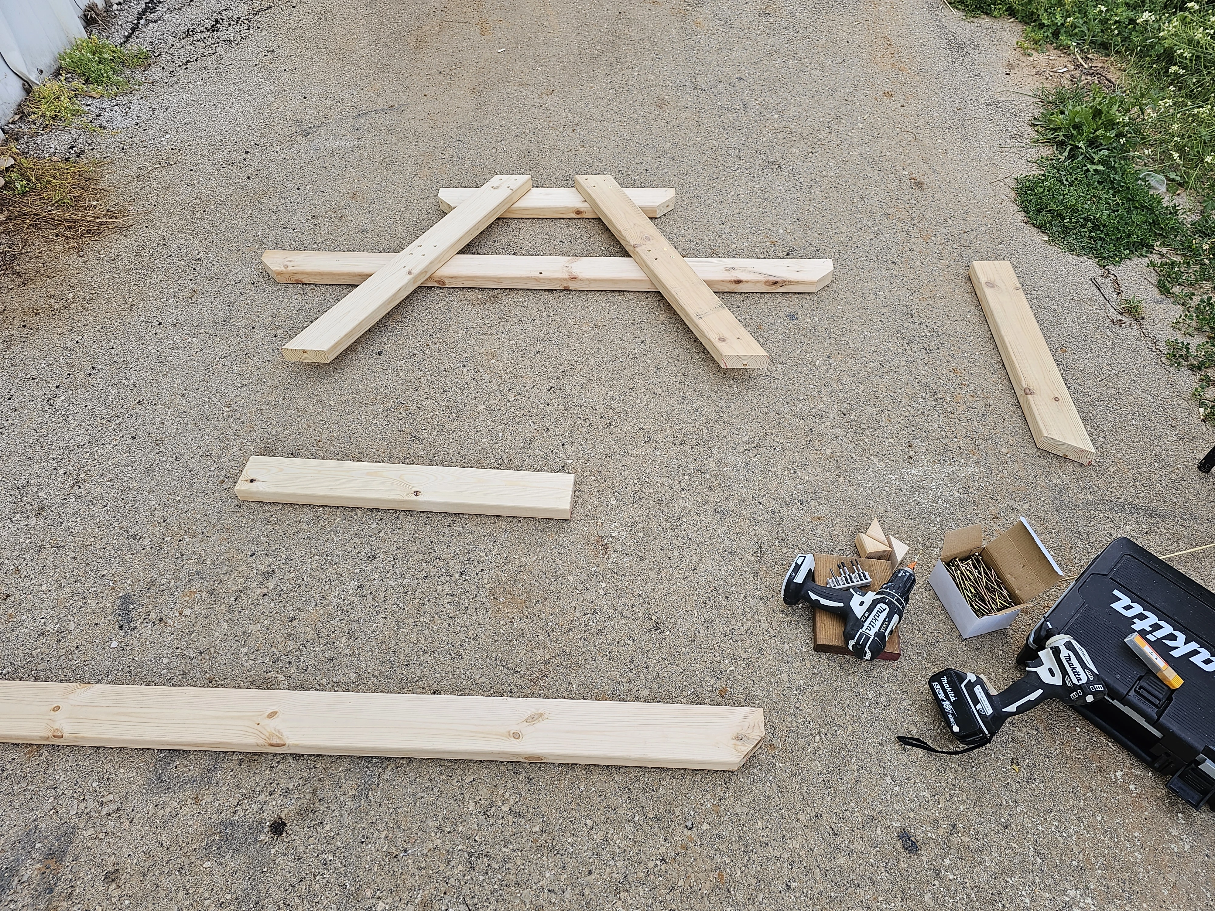 תהליך שולחן עץ חיצוני לפני הרכבה