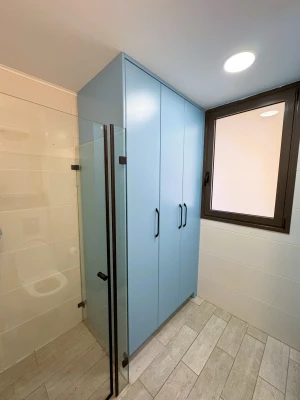 ארון כביסה בשילוב שירותים בבית הלקוח