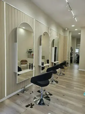 מראות בשילוב ארון איחסון בעבודת נגרות