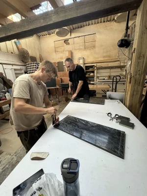 צוות הנגרים בפעולה