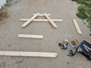 תהליך שולחן עץ חיצוני לפני הרכבה